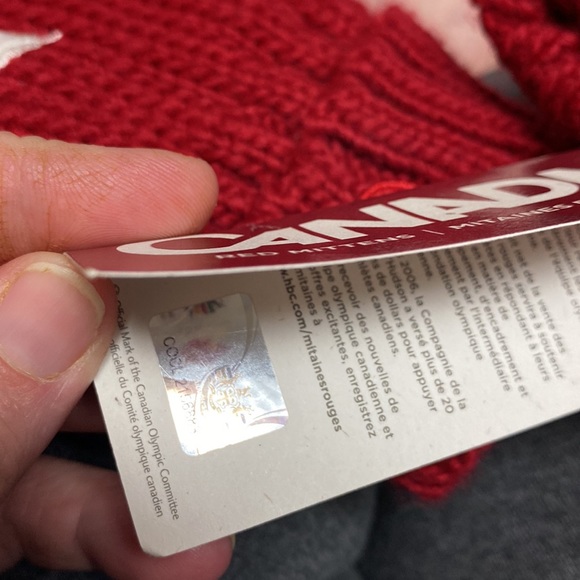 One size fits all Canada Mitts - Picture 4 of 4